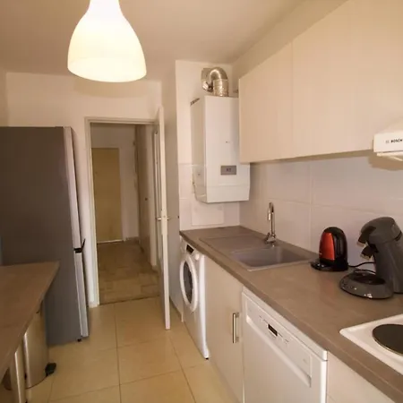 Spacious Flat With Swimming Pool In Saint-raphael *
