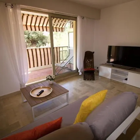 Spacious Flat With Swimming Pool In Saint-raphael Appartement